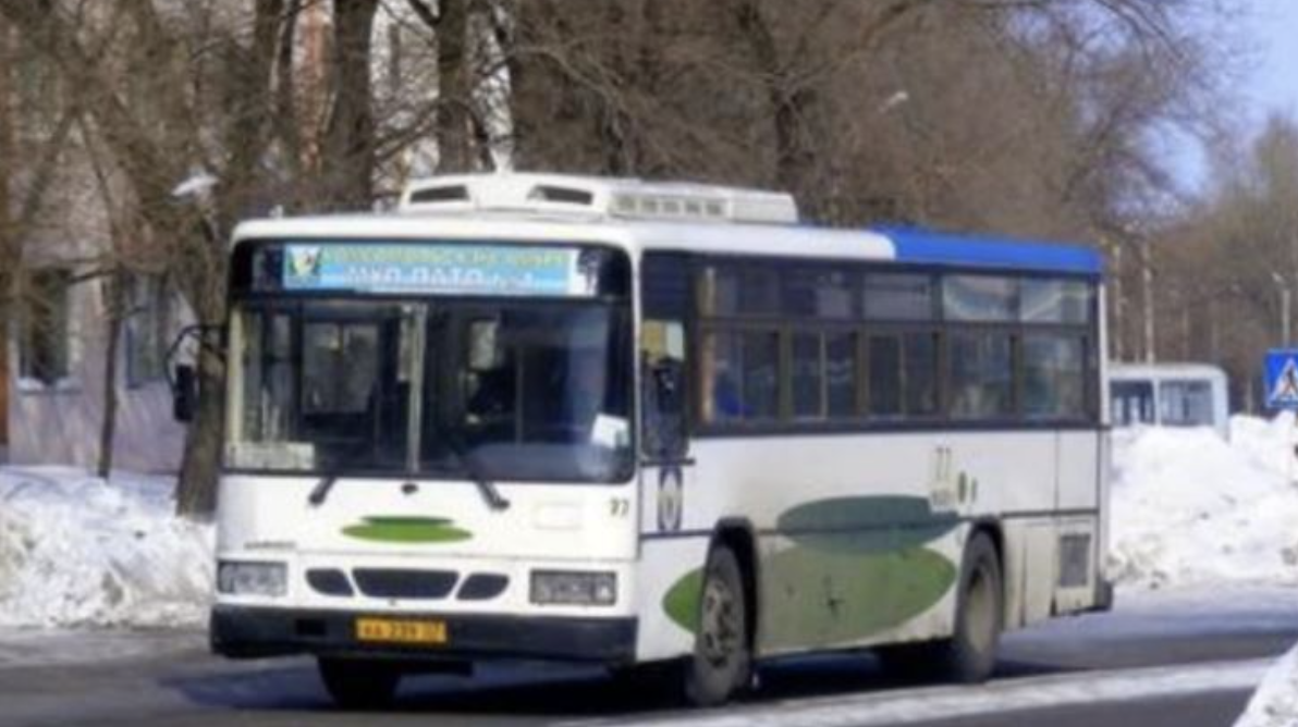 Сьогодні став свідком вчинку хлопця 25 років, який був водієм автобуса 11. Ось що сталося. На зупинці заходить бабуся років 80 і сідає на вільне сидіння; я спостерігаю всю картину; вона дістає хустинку і розвертає (там, звичайно, копійки); вона нараховує потрібну суму та просить водія зупинити. Він зупиняє все, як завжди; бабуся простягає ці гроші і каже «дякую синочків». Але водій грошей не взяв! Він узяв свій гаманець, попросив посидіти хвилини зо три.