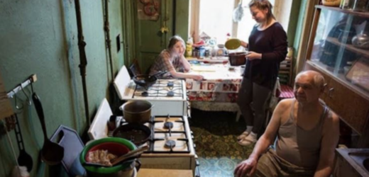 Нас у батьків двоє: я та молодший на п’ять років брат. Батьківська хата у спадок залишилася нам обом. На той час я встигла накопичити на власну маленьку квартиру, а брат ще мав знайти собі житло, тому я сказала йому, що він може переоформити весь будинок на себе, мені він потрібен менше, ніж йому.