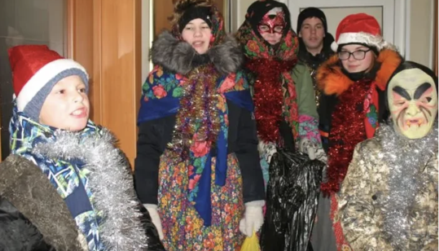 – Льоша,…. ти з цим цирком позоритись і ходити по хатах не будеш! ..– Коли я дізналась, на що мого сина підбурили сьогодні вечором місцеві діти – за голову схопилась…