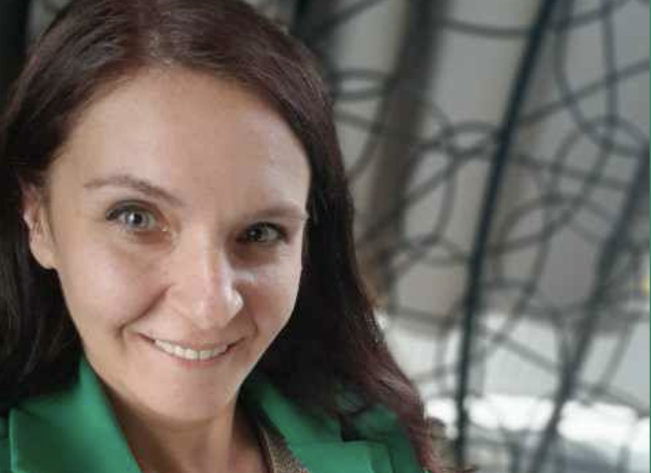 Коли Роза народилася, лікарі виявили проблему: половина обличчя дівчинки була знерухомлена. ― Ваша дочка, швидше за все, буде глухою, ― попередив лікар її маму, Людмилу В’ячеславівну. Але вона не злякалася. Мама вірила, що все якось владнається. Їй всю вагіт ність пророкували всілякі жахи про майбутню дитину. Казали, що дівчинка не буде ходити, припускали, що в майбутньому вона буде відставати в розвитку. Ставили питання про вроджену ваду серця.