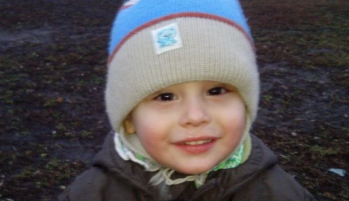 Батьки хлопчика потрапили до автоkатастрофи. Не ви жили. Тітка, вісімнадцятирічна студентка, спочатку намагалася замінити хлопчику батьків. Але невдовзі зрозуміла, що не справляється. Пропускала заняття, не встигала з рефератами, деканат загрожував відрахуванням. Тому вона й вирішила віддати хлопчика до nритулку. А коли стане на ноги, забрати його звідти. Але ми виявилися швидшими. Додому ми повернулися вже ввечері. Мишко мовчав усю дорогу і всю решту вечора. Вранці нас відвідала тітка Миші. Вона простягла хлопцеві коробочку та великий конверт. – Тепер тобі відомо, де я живу. Не тримай на мене зла за те, що так вийшло. Завжди буду рада побачити тебе в себе, — сказала вона і пішла. У коробці, що вона віддала Мишкові, лежали ключі та папірець з адресою.․․․․