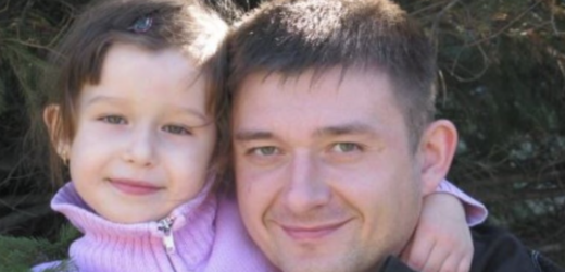 Мій син майже 10 років тому взяв за дружину розве дену жінку. Вона вже мала доньку від першого шлюбу. Чудова дитина на ім’я Христина. Або Христя, як кликала її мати. Я прийняла Христину як онуку. Ніколи не поділяла онуків на рідних та не рідних. Сім’ї сина допомагала, чим могла, коли грошенятами, коли доглядом за онуками, щоб подружжя могло відпочити. З невісткою ми не сва рилися. Але особливої близькості між нами не було. Її колиաній чоловік справно платив алі менти на дочку, але зустрічатися з нею не хотів. Рік тому Христя вийшла заміж.