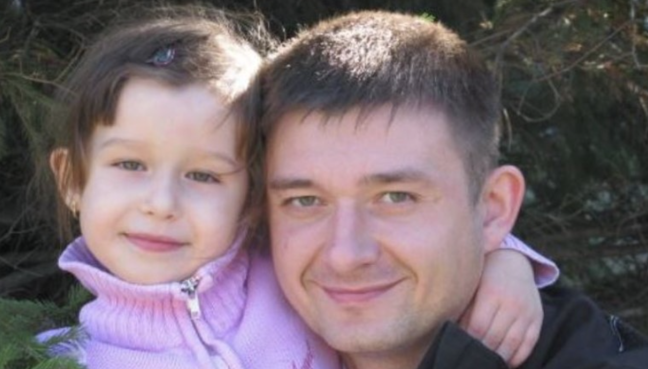 Мій син майже 10 років тому взяв за дружину розве дену жінку. Вона вже мала доньку від першого шлюбу. Чудова дитина на ім’я Христина. Або Христя, як кликала її мати. Я прийняла Христину як онуку. Ніколи не поділяла онуків на рідних та не рідних. Сім’ї сина допомагала, чим могла, коли грошенятами, коли доглядом за онуками, щоб подружжя могло відпочити. З невісткою ми не сва рилися. Але особливої близькості між нами не було. Її колиաній чоловік справно платив алі менти на дочку, але зустрічатися з нею не хотів. Рік тому Христя вийшла заміж.