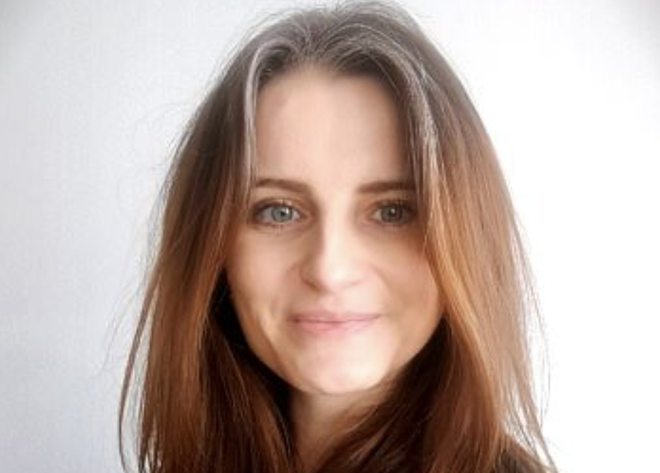 – Нехай діти поживуть у тебе, – заявила свекруха. – Світлані потрібно влаштувати особисте життя! Цю неділю я збиралася провести в горизонтальному положенні з книжкою. Проте, зважаючи на все, моїм планам не судилося збутися. – А чому саме у мене? – Обережно поцікавилася я. – Чому не у вас? – У мене тісно, ​​- зітхнула свекруха. – Крім того, вони дітки галасливі. А в мене мігрені та тиск. Та ти не хвилюйся, Володя тобі допоможе. Справді, синку? Володя лише кивнув. Говорити матері «ні» він ніколи не вмів. Свєтка, зовиця моя, завела інтернет-роман. Серце її підкорив чоловік із сусіднього міста, якоїсь середньої руки бізнесмен. Про те, що у Свєтки є діти, він не знав. Спочатку у них було бурхливе листування, і ось тепер вони вирішили «впізнати один одного краще». Свєтка зібралася їхати до нього, а дітей, семирічного Юрка та п’ятирічну Настусю, вирішено було відрядити до мене.