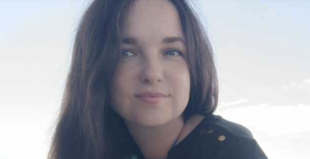 – Нехай діти поживуть у тебе, – заявила свекруха. – Світлані потрібно влаштувати особисте життя! Цю неділю я збиралася провести в горизонтальному положенні з книжкою. Проте, зважаючи на все, моїм планам не судилося збутися. – А чому саме у мене? – Обережно поцікавилася я. – Чому не у вас? – У мене тісно, ​​- зітхнула свекруха. – Крім того, вони дітки галасливі. А в мене мігрені та тиск. Та ти не хвилюйся, Володя тобі допоможе. Справді, синку? Володя лише кивнув. Говорити матері «ні» він ніколи не вмів. Свєтка, зовиця моя, завела інтернет-роман. Серце її підкорив чоловік із сусіднього міста, якоїсь середньої руки бізнесмен. Про те, що у Свєтки є діти, він не знав. Спочатку у них було бурхливе листування, і ось тепер вони вирішили «впізнати один одного краще». Свєтка зібралася їхати до нього, а дітей, семирічного Юрка та п’ятирічну Настусю, вирішено було відрядити до мене.