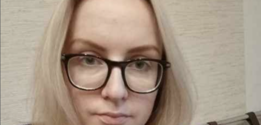 Бідний батько подарував дочці на весілля звичайний конверт… багаті родичі нареченого почали сміятись над таким «щедрим» подарункомДочка відчинила конверт.. прочитала… — і мовчки передала його нареченому. Побачивши… наречений зблід і повільно опустився на стілець…