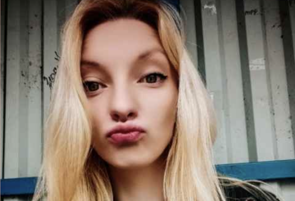 Зазвичай сини приводять до батьківського дому дружину і невістку. Микола привів тільки дружину… Наступного ранку після весілля, коли батьки чоловіка мили на кухні посуд, туди зайшла невістка. – Поки ваш син Микола спить, – сказала вона, – хочу поговорити з вами… Свекруха витерла руки і насторожено сіла на стілець. – Слухаємо тебе, донечко, – сказала вона, забираючи у чоловіка рушник, яким він витирав вимитий посуд.–– Вам, напевно, Микола сказав, що я з дитбудинку, – почала невістка. – Я ніколи і нікого в житті не називала «мамою» і «татом»… Тому і вас буду називати Ольга Семенівна і Петро Андрійович…