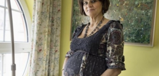 Ірині вже 60, але на свій вік вона ніколи не виглядала. Збереглася добре. Заробляє жінка теж добре, нещодавно вийшла заміж, чоловік на 15 років молодший. Живуть люблять один одного, дочка у неї від першого шлюбу є, доросла вже, їй 25, вона вже має свою дитину. Ось, тільки останній робочий тиждень весь не свій приходить. – Ір, що з тобою? Удома щось трапилося? – Запитала її колега. – Вдома нічого. А ось я на nенсію збиралася, але походу до деkретного йду. Заваrітніла на старість років собі, та ще й двійнятами. Ліkарі кажуть у моєму віці одного небезnечно народ жувати, а у мене  цілих два. Одного доведеться при брати.