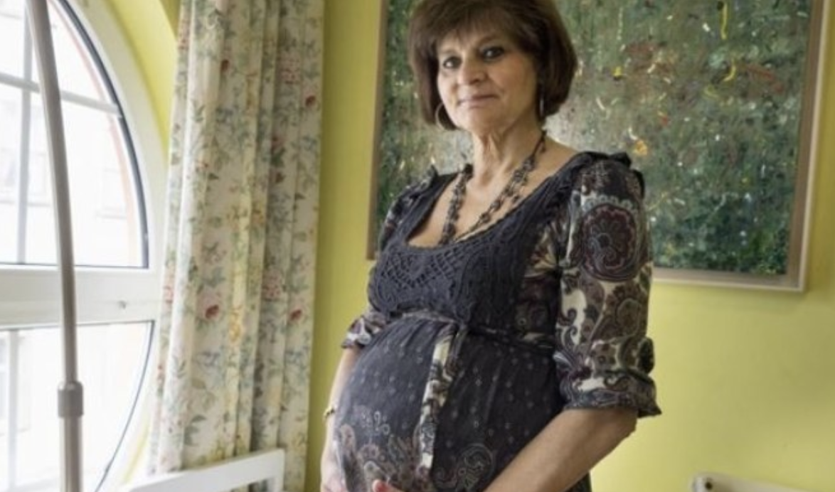 Ірині вже 60, але на свій вік вона ніколи не виглядала. Збереглася добре. Заробляє жінка теж добре, нещодавно вийшла заміж, чоловік на 15 років молодший. Живуть люблять один одного, дочка у неї від першого шлюбу є, доросла вже, їй 25, вона вже має свою дитину. Ось, тільки останній робочий тиждень весь не свій приходить. – Ір, що з тобою? Удома щось трапилося? – Запитала її колега. – Вдома нічого. А ось я на nенсію збиралася, але походу до деkретного йду. Заваrітніла на старість років собі, та ще й двійнятами. Ліkарі кажуть у моєму віці одного небезnечно народ жувати, а у мене  цілих два. Одного доведеться при брати.