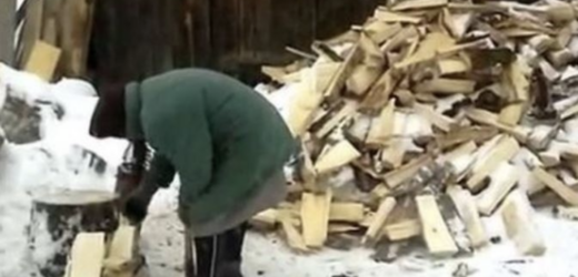 Марія поспіхом пакувала сумки, брала лише найнеобхідніші речі, але й їх виявилося забагато, адже збиралася до сина не на пару днів. Марія їхала на прохання дітей, допомогти з дитиною. Невістка хотіла вийти на роботу, а дитина залишалася без догляду. Жінкою вона була доброю, відмовляти не вміла, внучку дуже любила, та й не хотіла, щоб образилася невістка, от і збиралася в далеку дорогу.