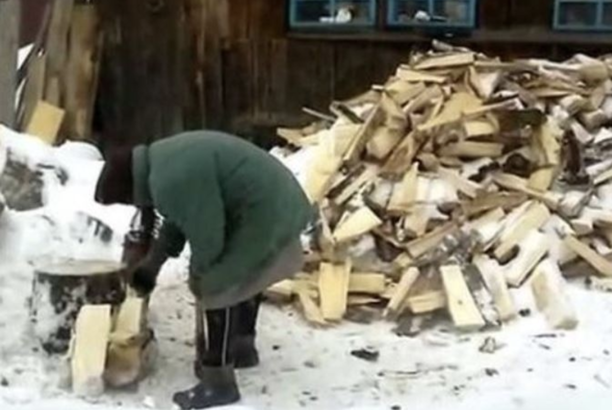 Марія поспіхом пакувала сумки, брала лише найнеобхідніші речі, але й їх виявилося забагато, адже збиралася до сина не на пару днів. Марія їхала на прохання дітей, допомогти з дитиною. Невістка хотіла вийти на роботу, а дитина залишалася без догляду. Жінкою вона була доброю, відмовляти не вміла, внучку дуже любила, та й не хотіла, щоб образилася невістка, от і збиралася в далеку дорогу.