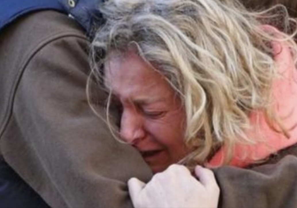 Жінка дуже сумувала за сином. Ні, син був живий-здоровий, все у нього було благополучно. Він просто багато працював, у нього була молода дружина, та й нудно з мамою розмовляти. Є дружина, є друзі, є колеги. Син любив маму, але часу не було їй зателефонувати. Буває таке, нічого страшного. І мати теж не нав’язувалася — навіщо лізти, якщо у дитини все добре? Але вона нудьгувала і нудьгувала.