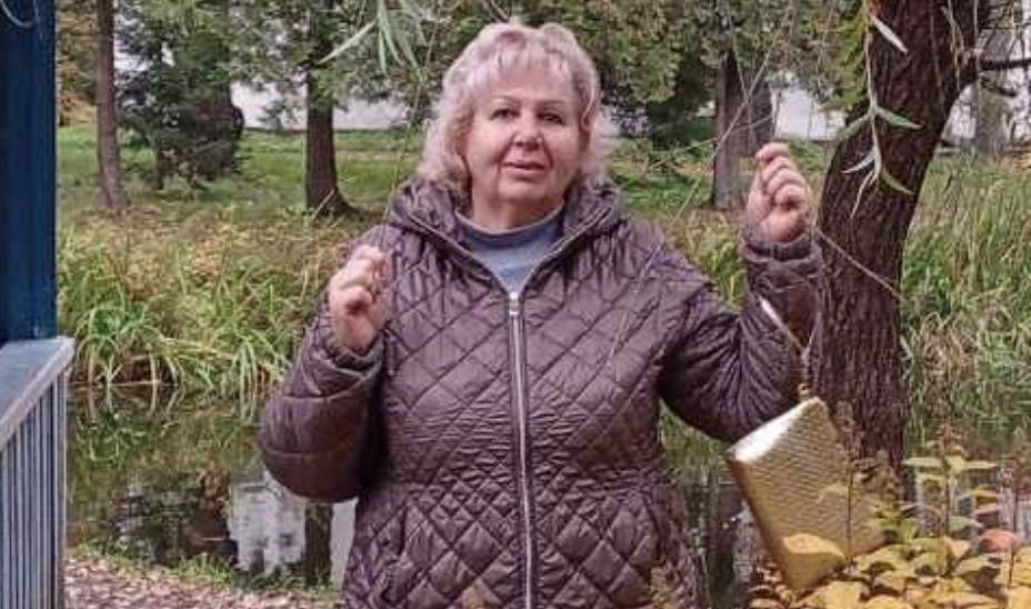 Іван на Галині одружився так, «без душі», як то кажуть у наших селах. Прийшов до сестри, Марічки, каже: — Отак і так, дівчина при надії, каже, що від мене. — Так, а ти мав із нею щось? — запитує Марічка. — Ну, мав. Пару разів. — Твоя дитина? — Виходить, що моя. — Ох, Іванко, ну що ж ти в мене такий недотепа? Що тепер робитимеш? — Одружуся, — знизав він плечима, — не годиться, щоб дитя без батька росло. Я ж знаю, як це… Батьків у них не стало рано: Іванові було десять, сестрі — двадцять. Сестра його нікуди не віддала, хоч і заміжня була, забрали з чоловіком, Петром, до себе, виростили, любили…