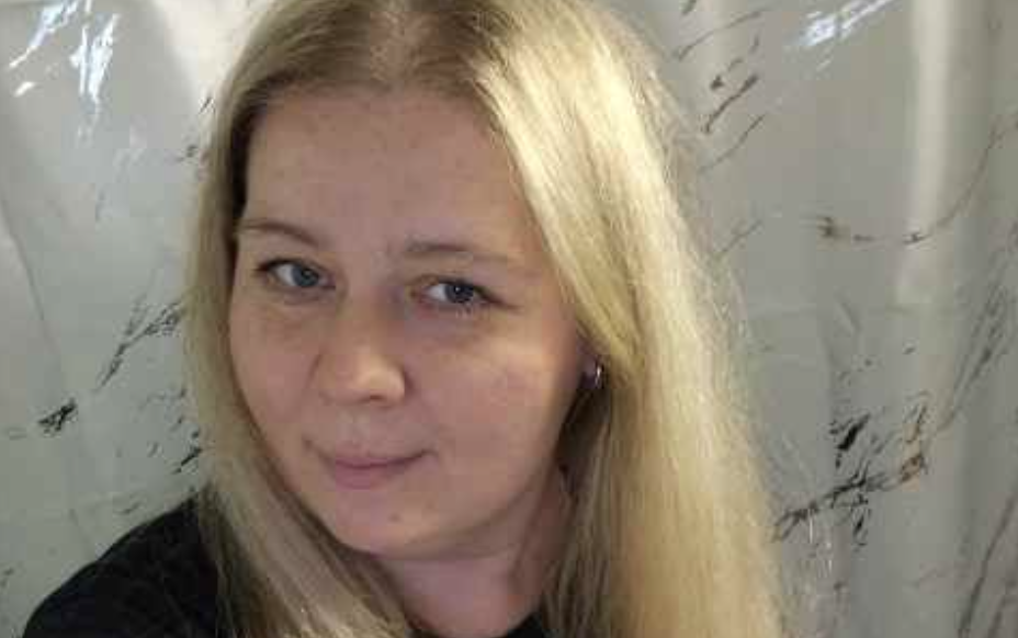 Вона лежала нерухомо, дивлячись у стелю, і слухала, як втретє за вечір на приліжковій тумбочці задзвонив телефон чоловіка. Цей наполегливий, пронизливий дзвінок здавався їй зловісним передвісником бурі. По її спині бігли мурашки. Це ім’я — «Сашенька» — тепер було випалене в її пам’яті вогняними літерами. Все почалося кілька днів тому. Антон, повернувшись з роботи. Він обійняв Машу з порога з несподіваною силою, ніби вони були не подружжям, яке прожило пліч-о-пліч сім років, а закоханими підлітками. — Сонечко, я замовив номер у готелі у Львові! На три дні! Тільки ми з тобою! — в його очах танцювали пустотливі іскорки, але вона лише стиснула пальці в кулак, впиваючись нігтями в долоні.