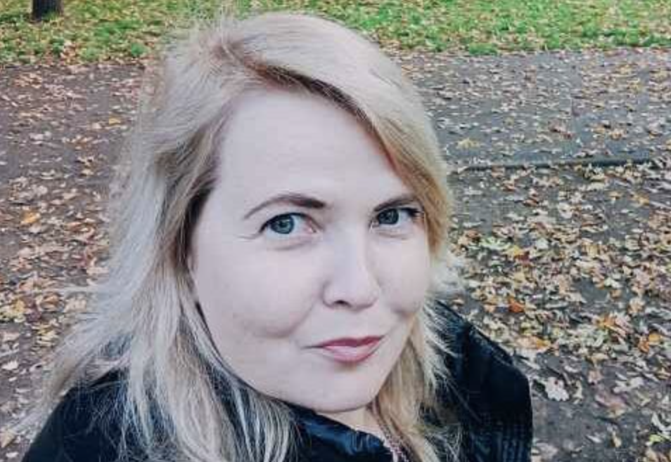 – Мамо, ти мене взагалі чуєш? – Вигукнула дочка. – Я не можу так жити! Розумієш? Не можу! Лєра жбурнула сумку на крісло і схрестила руки на грудях. – Чую, – сказала я, сьорбаючи чай, – ти хочеш розміняти квартиру. – Так, розміняти! – З викликом відповіла Лєра. – Мені потрібна окрема житлоплоща! Тому що… Ну, я не можу привести сюди Сашка, поки ти тут зі своїми… Вона зробила невизначений жест. – Зі своїми… кавалерами…