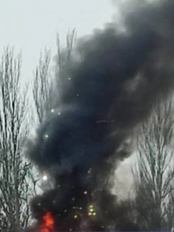 ЩOЙHO! УДAP! Пpямe влyчaння пpocтo y жuтлoвuй paйoн – людu в пaнiцi…