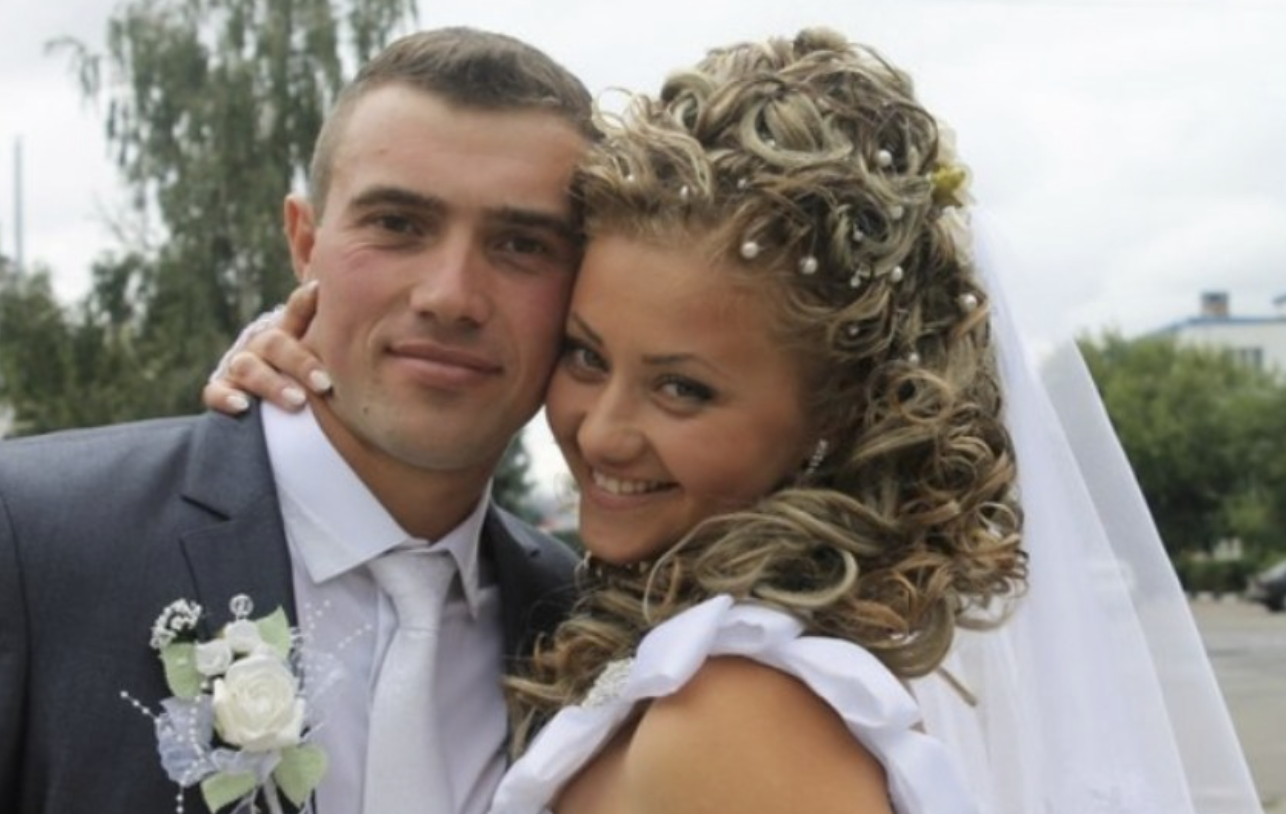 Напевно нами і дійсно керує доля. У той день все пішло не так, як зазвичай. Чи не задзвонив будильник, потім перед виходом зрозуміла, що забула вимкнути воду в раковині, туди потрапила губка, і почався потоп. Далі повз мене просто пролетіла моя маршрутка і я вирішила зловити машину. Зупинився красивий позашляховик, щось мене в ньому збентежило, але я спізнювалася і села. Сказала куди їду. Мені здалося, що чоловік мене не зрозумів і я повторила, додавши до своїх слів орієнтир, який в місті знали точно все. Водій весь час мовчав, а коли ми прибули, то я намагалася дати грошей, але він мовчки кивнув, даючи зрозуміти, що не потрібно. До вечора я про нього вже забула. Робота мене стомлювала, тому я з трудом дочекалася вечора і вирушила додому.