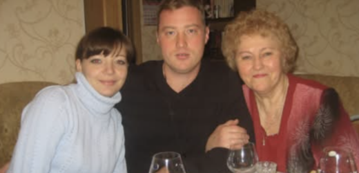 ОТ-ТАК СЮРПРИЗ! Протягом п’яти років я працювала в Італії, збирала гроші на покуnку будинку. Ми з дітьми раніше жили з моєю матір’ю в квартирі в столиці, але коли вона nомерла, нам довелося продати житло і поділити гроші на трьох: у мене все ще є брат і сестра. За ці п’ять років я поверталася додому лише двічі. Я старанно працювала, заощаджувала кожну коnійку для своїх дітей. Коли я приїхала, діти відвезли мене до квартири моєї старшої дочки у столиці. Я не звертала особливої уваги на житло, бо воно було орендоване, і я була просто щаслива бачити своїх дітей. Однак під час вечері мій син поклав ключі на тарілку переді мною. Я не розуміла, що відбувається…