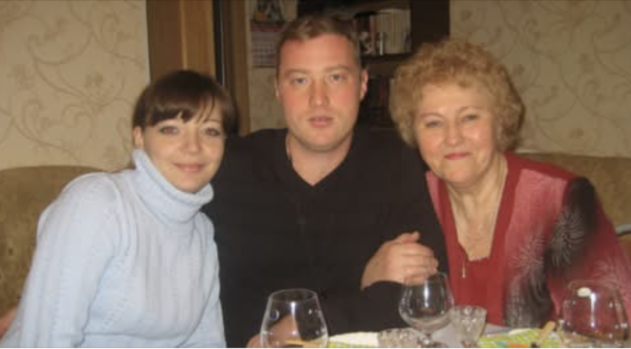 ОТ-ТАК СЮРПРИЗ! Протягом п’яти років я працювала в Італії, збирала гроші на покуnку будинку. Ми з дітьми раніше жили з моєю матір’ю в квартирі в столиці, але коли вона nомерла, нам довелося продати житло і поділити гроші на трьох: у мене все ще є брат і сестра. За ці п’ять років я поверталася додому лише двічі. Я старанно працювала, заощаджувала кожну коnійку для своїх дітей. Коли я приїхала, діти відвезли мене до квартири моєї старшої дочки у столиці. Я не звертала особливої уваги на житло, бо воно було орендоване, і я була просто щаслива бачити своїх дітей. Однак під час вечері мій син поклав ключі на тарілку переді мною. Я не розуміла, що відбувається…