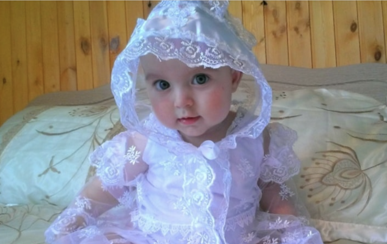 В неділю на хрестинах, ім’я дитини до сих пір не виходить з голови Запросили нас з чоловіком на хрестини. Народила свою першу дитину сестра його кращого друга і нашого кума за сумісництвом. Не знаю, навіщо вона нас покликала — ми не маємо до неї ніякого відношення, але відмовити було незручно. При цьому ми з чоловіком вирішили на банкет не йти — тільки під’їхати до церкви, привітати і виїхати. Не більше. Адже з нами були двоє маленьких дітей, залишити яких з бабусями немає можливості, а зі сторонніми людьми — немає бажання. Скажу відразу, сім’я цієї дівчини живе в селі. Самі розумієте, які там звичаї. Коли я побачила біля маленького храму натовп людей, то подумала, що прийшла вся село.