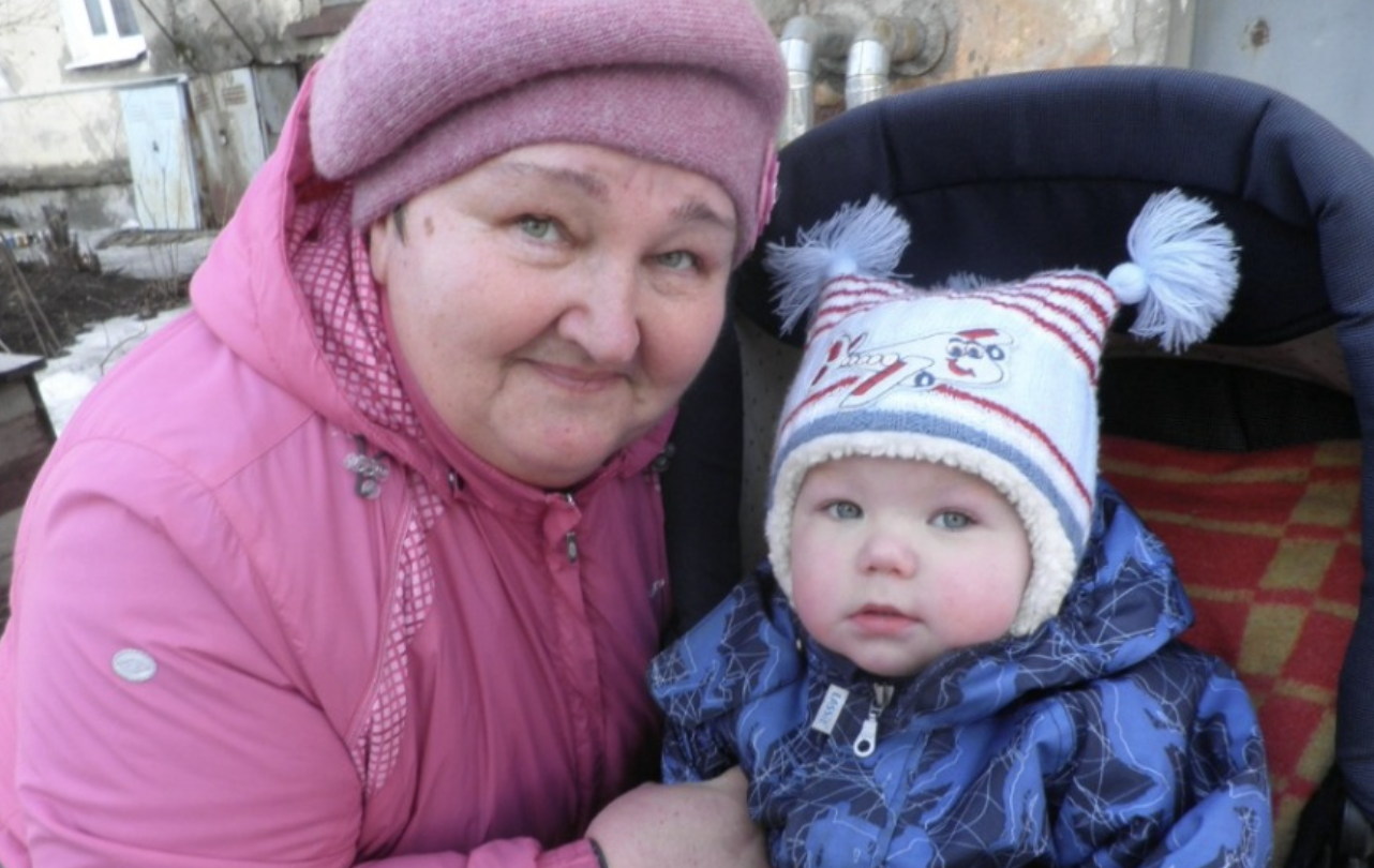 Я завжди пишалася, що нар одила і виростила чудового сина. Але 3 роки тому в нашій родині сталася ст рашна траrедія, в результаті чого я засумнівалася: а чи правда виростила хорошу, добру людину? Моя невістка пішла з життя під час полоrів. Мій онук залишився без матері. Мій син так важко пере ніс втрату коханої, що не хоче бачити сина. Батьки дружини теж відмовилися від дитини. А я не змогла. Я взяла його до себе. Не знаю, чи зможу я замі нити батьків для нього. Але я намагаюся як можу. Мій син став холодним навіть по відношенню до мене. Він не може пробачити мене за те, що я взяла дитину. Дивлячись на поведінку сина, я сумніваюся: чи зможу я хорошу, чуйну, добру, благородну людину виростити вже з онука.