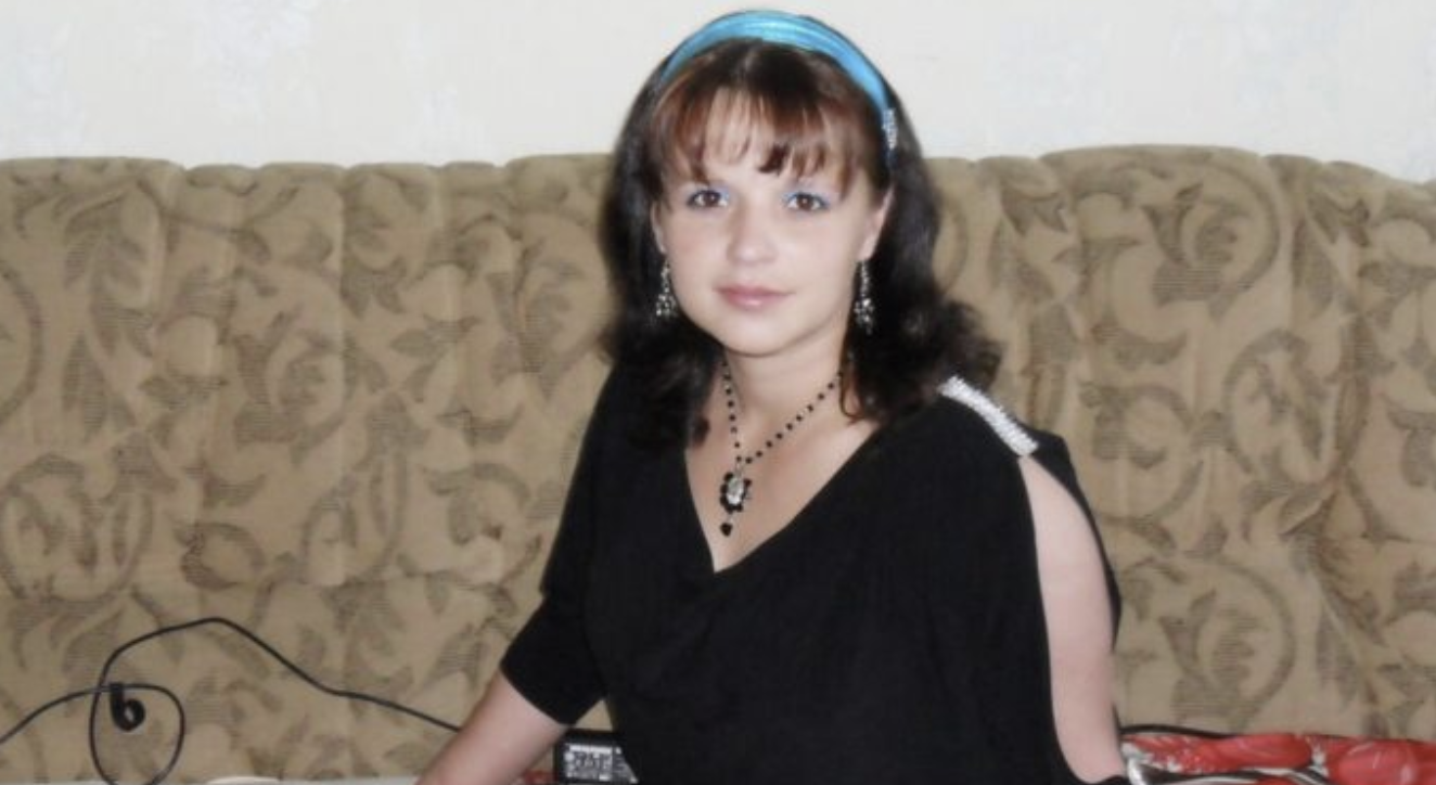 Я намагалася бути зразковою дружиною у шлюбі. Після роботи поспішала додому, готувала Остапу свіжі котлети, запечену картоплю, салат та суп. Потім швидко прибирала все, прасувала його сорочки та штани, намагаючись, щоб у будинку завжди панував порядок та затишок. Однак згодом Остап почав затримуватися на роботі, приїжджав все пізніше. Моє серце відчувало, що в цій історії причетна якась інша жінка. Тому я стала потроху його контролювати: потай перевіряла його телефон. І невдовзі з’ясувалося, що в нього справді є коханка! Коли правда розкрилася, я чекала бодай найменшої підтримки. Але натомість усі, включаючи самого Остапа, друзів і навіть рідних, заявили, що у всьому винна я. Казали, що я сама довела чоловіка до зради. Хіба так має бути? Замість співчуття та допомоги я отримала лише докори.