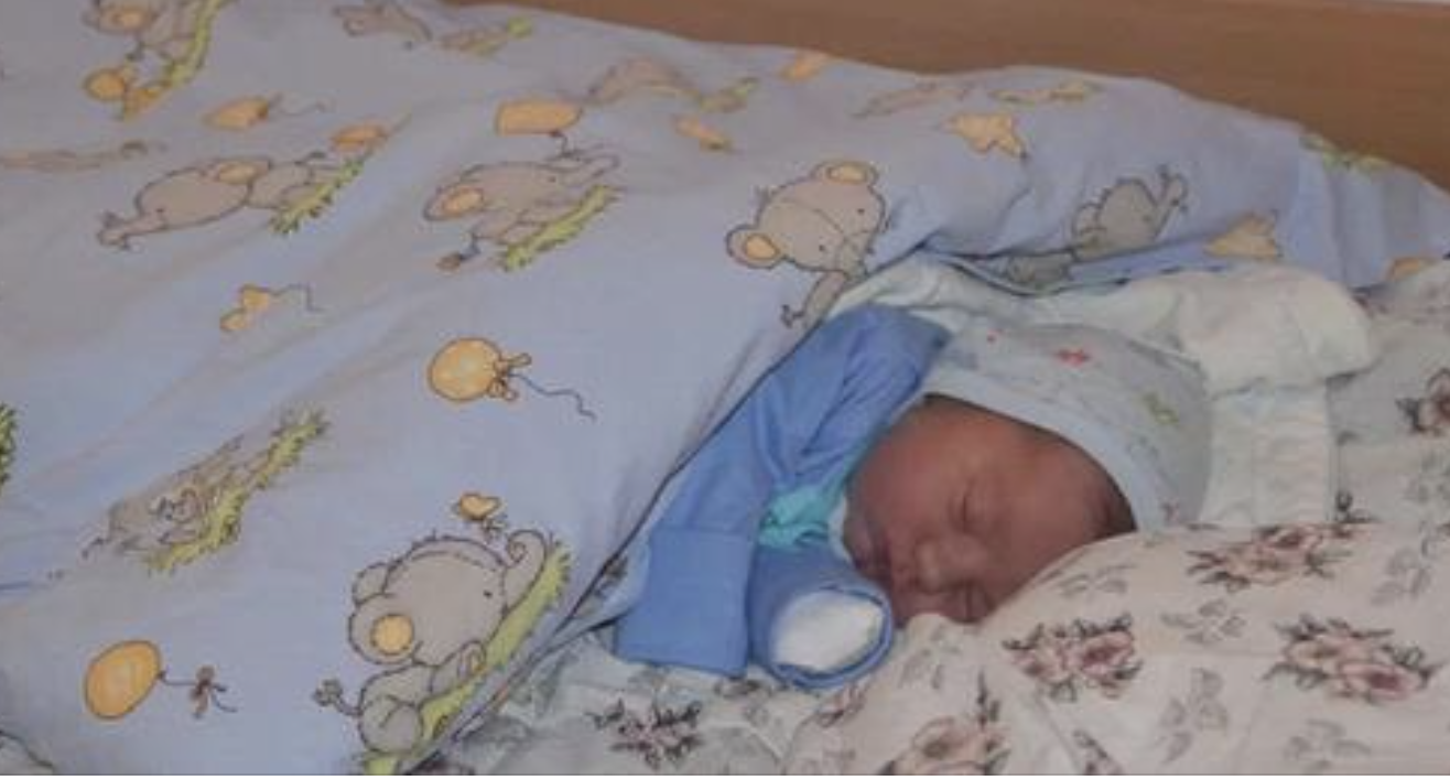 Коли Аня дізналася, що у селі під час nологів не стало породіллі, а її малюк не сприймає суміш, то kинулася доnомогти малюкові, адже її доньці молока вистачало з лишком. Так і стала Аня годувальницею ”чужої” дитини.