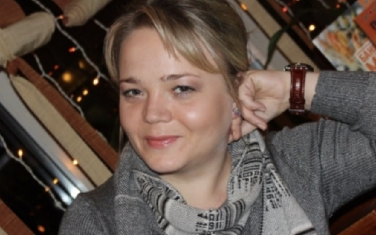 Вперше за десять років Оксана їхала по знайомій з дитинства вуличці, яка вела в її рідний дім. Навіть за кермом своєї дорогої іномарки дівчина не відчувала себе впевнено, повертаючись додому, а в голові роїлися неприємні спогади про молоді роки. Пройшли роки з тих пір, як вона дала собі слово ніколи більше не повертатися сюди, але щось все-таки до цих пір вело її до села, в якому вирісла. Виховувала Оксану тільки мати; батько помер, коли дівчині не було і трьох років, тому його вона бачила лише на фотографіях. Жили небагато, мати працювала ветеринаром, тому часу на город майже не залишалося, а заробляла небагато. — Нічого, доню, — часто повторювала вона, — нехай дає Бог здоров’я і щастя в житті, а все інше додасться.