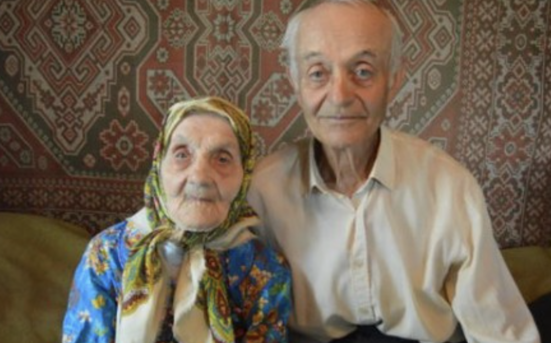 Ми з чоловіком маємо чотирьох дітей . Дві дочки та двоє синів. Ми вклали у кожного з них всю свою душу. Намагалися все для них робити, купувати все, що потрібно, і що вони хотіли, звичайно, за можливостями. Дали кожній дитині вищу освіту. Нині вони створили кожен свою сім’ю. Ми вже неодноразово стали дідусем та бабусею. Дочки завжди нам допомагають та відвідують. Дзвонять регулярно. А ось сини… Вони ніби забули про нас. Наче ми чужі люди. Не дзвонять і не відвідують. Невістки завжди вітають, час від часу просто так дзвонять, онуки теж, але от сини навіть на Дні народження нам не дзвонять. Тому ми самі намагаємось дзвонити. Але на жаль, рідко вони беруть трубку. Ми розуміємо, що у них свої турботи, робота, сім’я, але дочки так само мають роботу, сім’ю та клопіт, проте завжди знаходять час на нас.