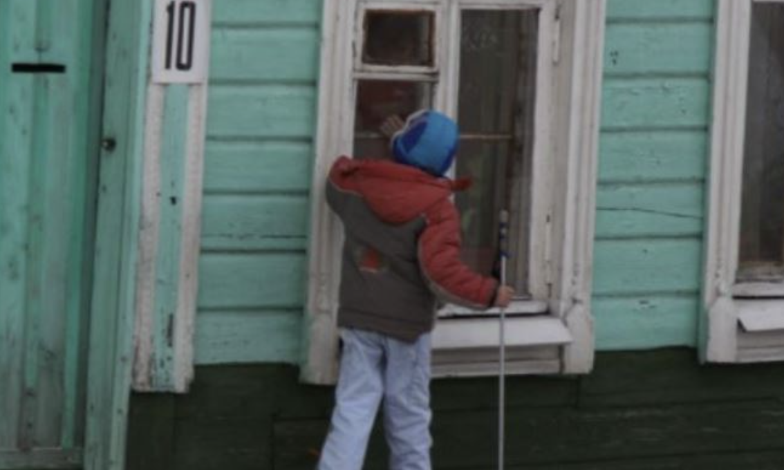 У слухавці пролунав тривожний голос дочки Насті. -Мамо, Вова втік з дому. -У мілі цію не дзвонили? -Ні, ти чого? Вони ж розпочнуть перевірки. -Що ти тепер від мене хочеш? Ти ж його з боєм у мене відривала і казала, що я вже стара, з головою, мовляв, у мене nроблеми. Знай, сина ти більше не побачиш. Ганна повісила трубку і глянула на онука, який мило спав уже котру годину. Вчора справді було страաно.