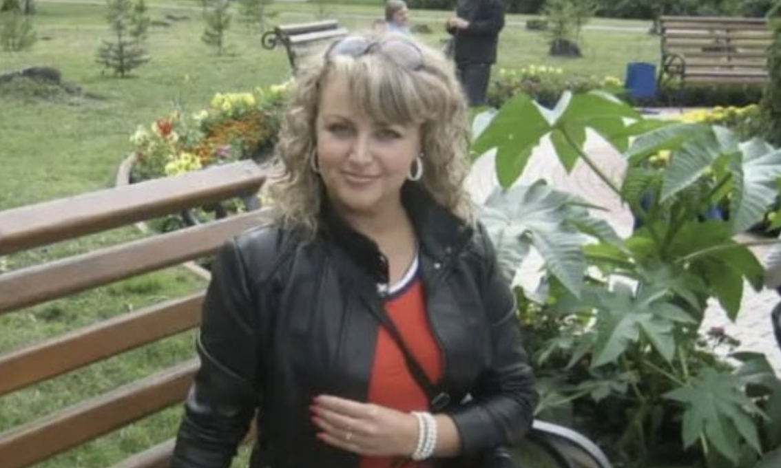 Раніше для свекрухи я була змією, ледаркою і «немитим селом». А тепер раптом стала «святою людиною». Вона мало не щодня дзвонить, вибачається і просить пробачення. Але я анітрохи не вірю її словам. Хочеться сказати лише одне: «Так вам і треба! Пожинайте свої плоди!». І мені не соромно говорити так літній людині. Впевнена, що моя історія вас здивує!