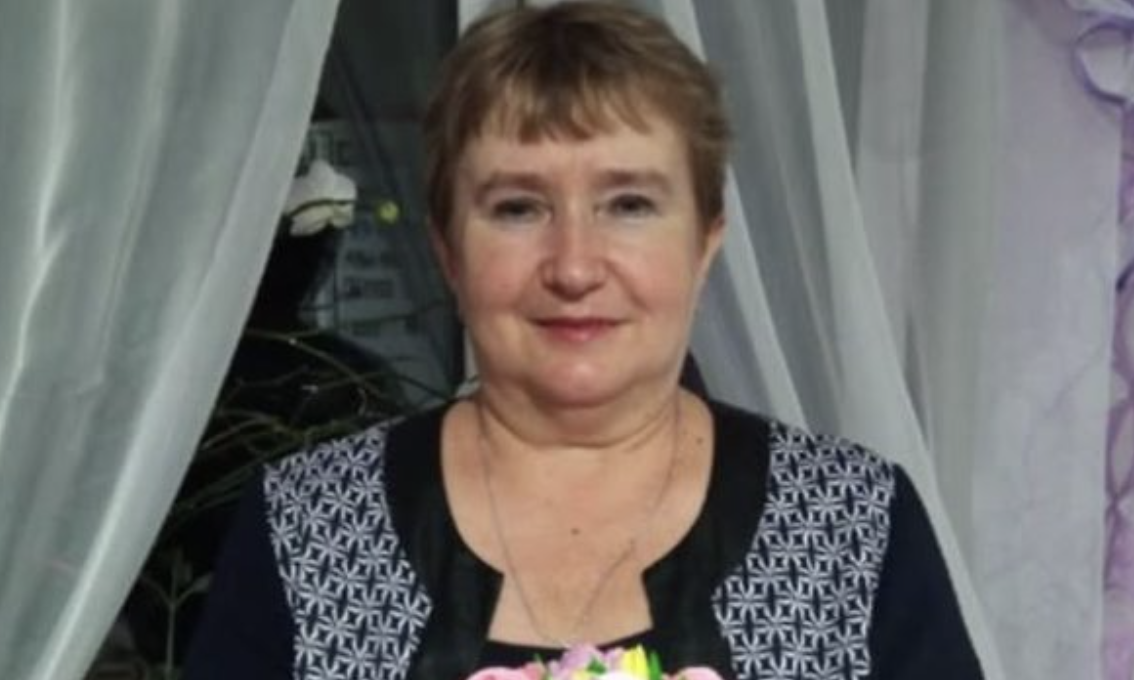 У нас в під’їзді з’явилася нова сусідка: це мила старенька. Я вирішила з нею познайомитися, розповісти про наших хороших сусідів, про найближчі магазини. Зайшла до неї в гості, а бабуся сиділа на балконі і nлакала. Вона розповіла мені свою історію: “У мене ж є син, але я з ним не спілкуюся вже шостий рік. Він сам прийшов до такого рішення. Як одружився на своїй проклятій бабі, так відразу змінився. Спочатку він на інший кінець міста переїхав, щоб я йому не заважала. Не приїжджав до мене, не відвідував. Тільки дзвонив раз на тиждень просто для галочки. На його день народження я куnила тортик і подарунок, поїхала до них в гості. Двері відкрила його недолуга дружина, подивилася на мене презирливо і сказала: – А Вас у списку гостей немає. Я тоді подивилася на сина, думала, що він якось заступиться за мене…