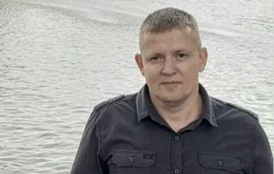 – Михайле, я йду від тебе, зустріла чоловіка моєї мрії, – заявила, дружина. – Хоч і не ображав ти мене, але не люблю я тебе. Мій майбутній чоловік з іншої країни і я їду з ним, Максима лишаю тобі. Впораєшся, він уже не маленький, десять років. Мій майбутній чоловік запропонував поїхати з ним, але без сина. Мати поцілувала Максима, сказавши на прощання: «Не сумуй», – і зникла в невідомому напрямку з валізою. Залишився Михайло із десятирічним сином і вирішив своє життя присвятити йому. Розумів, не вистачає Максиму материнського кохання та ласки, намагався якось компенсувати, але батько є батьком. Час минав, Максим закінчив школу і навчався в інституті, коли одного разу прийшов з дівчиною і сказав…