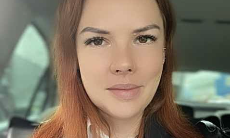 Я завжди пишалась невісткою. Вона народила близнюків, син на війні, а вона з усім справляється. Крутися, бігає, змогла в декреті власну справу заснувати. Готує комплексні обіди, ще й доставленням займається. Щоправда, коли клієнтів стало багато, то розвозити замовлення почав її брат.