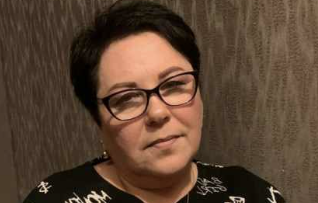 Перед Різдвяними святами отримала трагічну звістку – не стало моєї мами. Я працювала в Італії, але відпросилася з роботи, щоб швидко повернутися додому і попрощатися як слід. Поки ми готувалися до похорону, не могла не звернути увагу на стан дому. Все залишилося так само, як і було до мого від’їзду – ні ремонтів, ні новобудов.