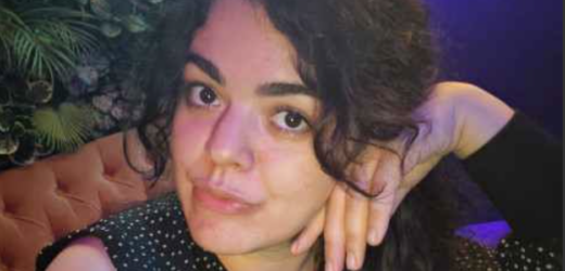 – А для тебе в мене особливий подарунок! – єхидно посміхнулася свекруха. З цими словами Нінель Аркадіївна простягла мені невеликий пакунок у папері з оленями, перев’язаний золотою стрічкою. Мимоволі зворушена, я подумала: – Боже мій! Невже ж нарешті щось змінилося? Невже три роки шлюбу з її сином хоч трохи розтопили крижану стіну, яку вона збудувала між нами з першого дня знайомства? Я розгорнула папір. І побачила… Йоржик для унітаза. Білий, пластиковий, дуже симпатичний. До йоржика додавалася записка, написана акуратним учительським почерком…