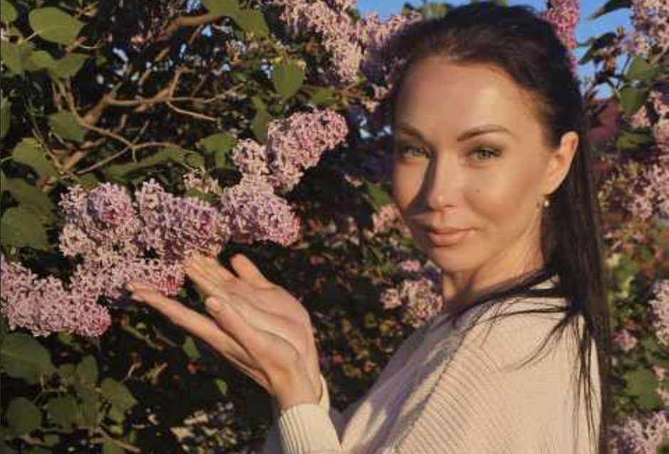 – Мамо, ти чого? Виглядаєш так, наче привида побачила! – Лариса стурбовано подивилася на матір, яка зазвичай поверталася з вечірньої прогулянки спокійною й задоволеною. – Я й бачила! Тільки не привида, а щось гірше. Досі серце не заспокоїться! – Ганна важко сіла на лавку біля паркану рідного дому.