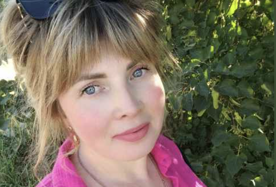 – Мені соромно брати тебе на бенкет, – Денис навіть не підняв очей від телефону. – Там будуть люди. Нормальні люди. Надія стояла біля холодильника із пакетом молока в руках. Дванадцять років шлюбу, двоє дітей. І ось соромно. – Я одягну чорну сукню. – Ту, що ти сам мені купував. – Справа не в сукні, – він глянув нарешті. – Справа в тобі. Ти себе запустила. Волосся, обличчя… вся ти якась ніяка. Там буде Вадим із дружиною. Вона стиліст. А ти…