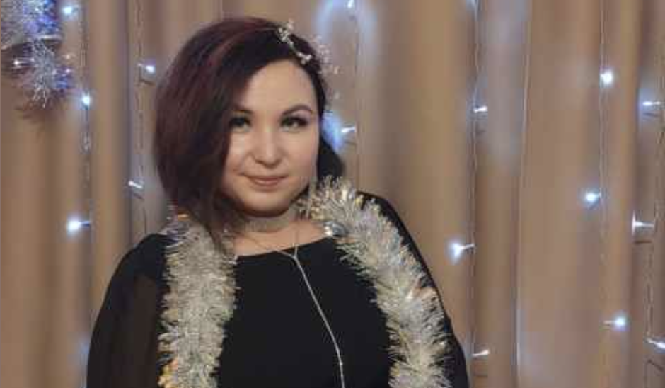 – Дочко, не переживай ти так, ну не поступила, значить не доля тобі бути медиком. В інше місце треба пробувати, куди вистачить балів. – Ні, я тільки в медичний хочу. Я підготуюся ще краще, перездам іспити, і поступлю, обов’язково! А поки піду працювати, он у поліклініку шукають прибиральницю якраз. Ольга зітхнула, розуміючи, що дочка не відступиться. Катя змалку мріяла бути лікарем, допомагати людям. Ну, що ж, хай пробує, як так вирішила. Катя домивала останній коридор поліклініки, в якому сиділи люди, чекаючи на прийом. – Дівчино, вибачте. А ви не дочка Ірини, випадково? Дуже вже схожі на неї. – Ні, мою маму Ольга звуть. – Треба ж… Ви копія однієї моєї знайомої, навчалися разом в іншому місті. І родимка на обличчі така сама, от я й подумала так. Я Ірину після випускного і не бачила, поїхали вони кудись.