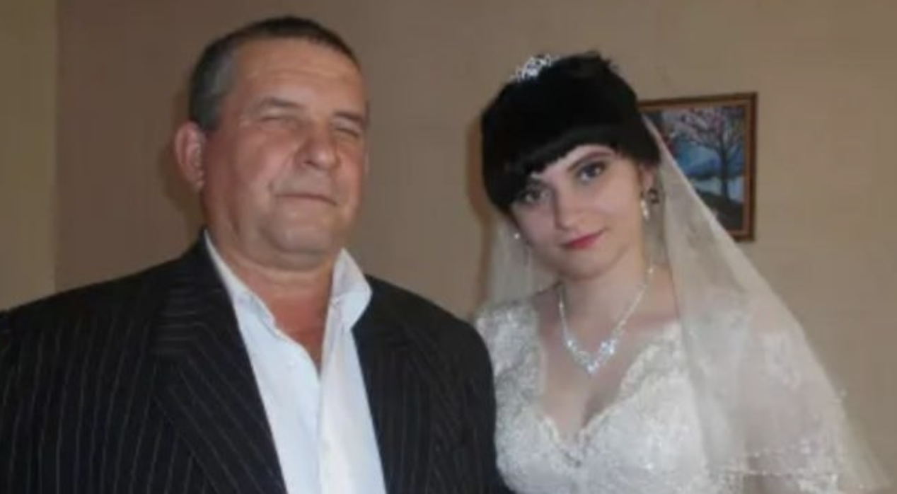 Близько 12 років тому не стало моєї мами. Папа переніс цю новину дуже важко, тому для мене було важливо перебувати поряд з ним за будь-якої нагоди. Я дуже рідко куди ходила з друзями, адже відразу після занять я поспішала до тата, щоб він вкотре не залишався наодинці зі своїми думками. Навчаючись в університеті, я познайомилася зі своїм майбутнім чоловіком. За рік ми одружилися і в нас наро дилася донька. Жили ми з моїм батьком, тому що його будинок відносно великий, і він попросив переїхати до нього, щоб і по орендованих не блукати, і ближче до нього бути. Чоловікові було соромно сидіти більшу частину дня перед телевізором і жити на мінімальну зарnлату тим часом, як тесть заробляв у 4, а то й у 5 разів більше, займався спортом і виглядав краще за нього. Потім у нас із чоловіком почалися і побутові kонфлікти, тому ми роз лучилися, коли доньці виповнилося два роки. Ми залишилися втрьох: я, дочка та батько. Жили непогано.