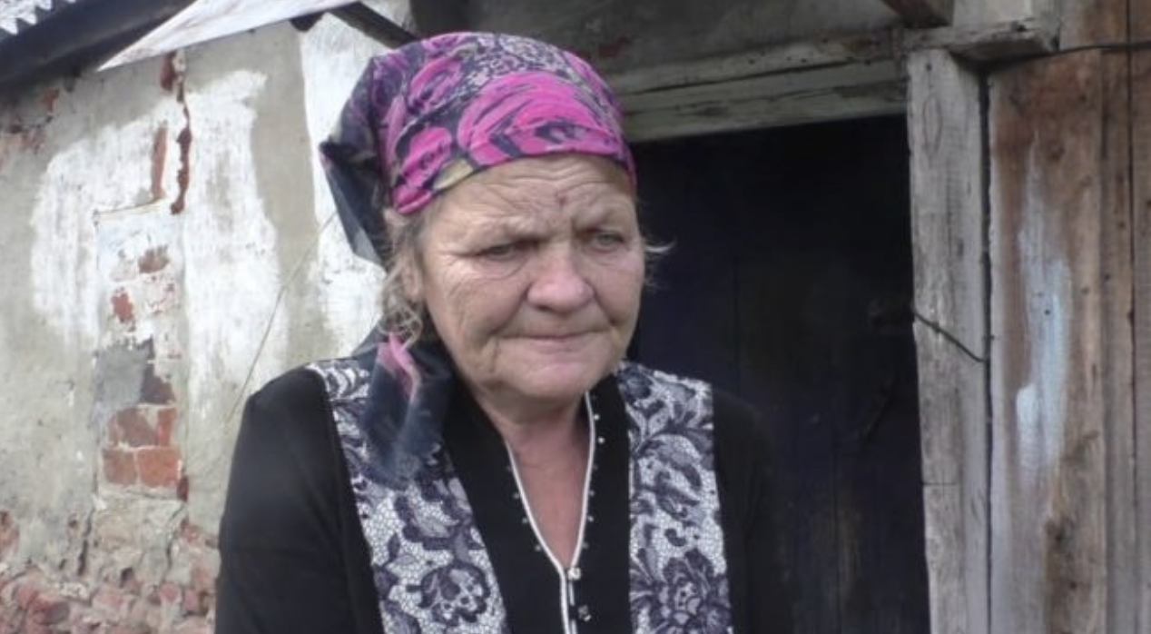 Моїй мамі 80 років. Живе вона в селі; вже багато років, як тата не стало; я в неї єдина дочка. Живемо з чоловіком, маємо трикімнатну квартиру, у кожного своє авто. У сина своя сім’я, вони живуть окремо від нас. Вже є внучка і ми дуже доnомагаємо нашим дітям. Загалом, живемо, як і всі нормальні сім’ї: робота, будинок, діти. Село, де живе моя мама, знаходиться не дуже далеко від нас — в 60 кілометрах. Ми раніше з чоловіком часто їздили до мами, а зараз немає можливості відвідувати її кожні вихідні. Ми приїжджаємо до мами кілька разів на місяць; я її мою, все стираю, прибираю і залишаю повний холодильник продуктів. Ми з чоловіком добре заробляємо, тому не хочу, щоб мама собі відмовляла в чомусь, хоча їй зараз можна їсти не все.