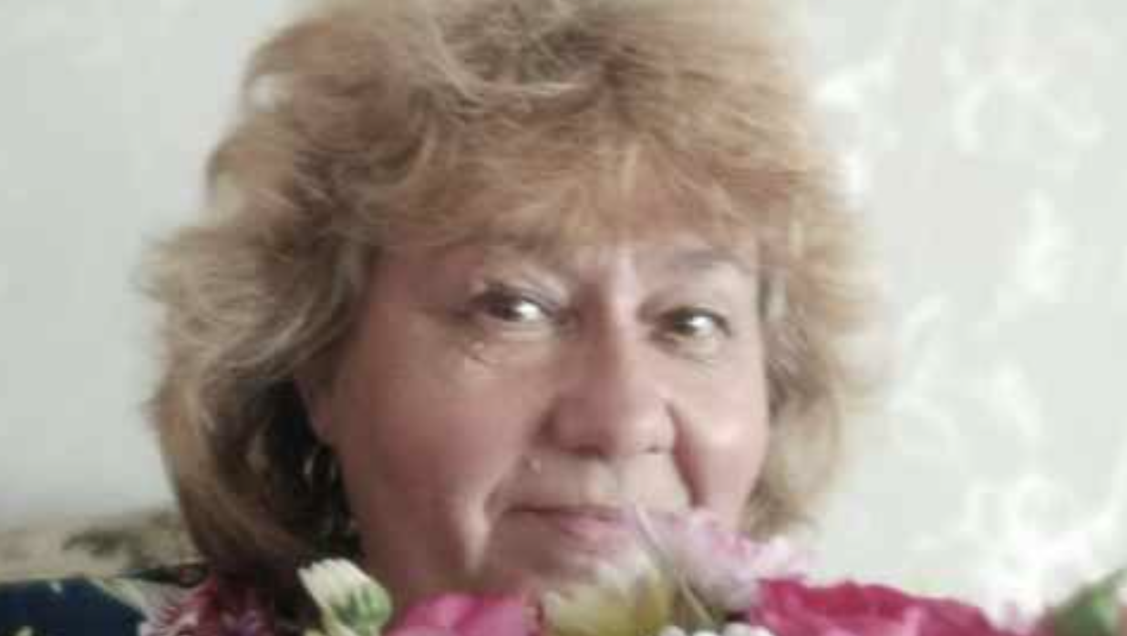 У Ганни Іванівни було дві доньки — Оля та Наталка. Оля вийшла заміж за Сергія, він на заводі інженером працював, а Наталка знайшла свою долю з Дмитром, у якого був свій невеличкий будівельний бізнес. Ганна Іванівна завжди вважала, що Сергій — хлопець ніби й непоганий, але якийсь занадто простий і, як то кажуть, без особливих перспектив. А от Дмитро був її улюбленцем: успішний, упевнений, завжди при грошах. Але цікава річ: хоч Дмитро й був «золотим» зятем, теща чомусь боялася його зайвий раз турбувати. Оберігала, чи що. А от якщо треба було поличку прибити, ліжко зібрати чи кран полагодити — Ганна Іванівна тут же дзвонила Наталці й Сергію. Знаєте, ставлення до зятів у неї було ну дуже різне. Перед Дмитром вона мало не вклонялася, а до Сергія ставилася з такою собі поблажливістю.