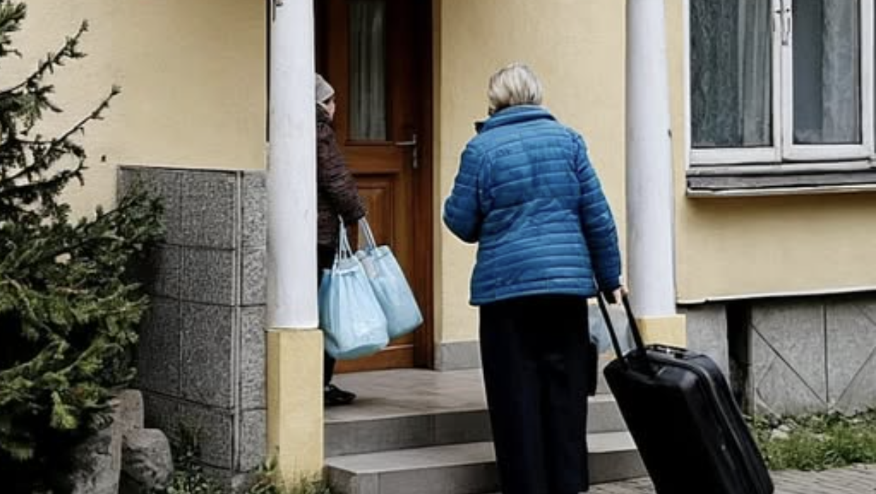 Моя свекруха занедужала і я забрала її до нас у місто. Ніколи не могла передбачити, що станеться далі. Проте усвідомила, що не можу далі жити з чоловіком, який так бездушно ставиться до власної матері Значну роль у тому, що я знайшла свій життєвий шлях, зіграла моя подруга. Коли мені було вже 28 років, а моєму майбутньому чоловікові Руслану – 32, ми зустрілися і зрозуміли, що нам судилося бути разом. Після того, як ми з’їхалися, я помітила, що Руслан майже не розповідає про свою сім’ю. Лише на великі свята ми їздили до його мами, Марини Дмитрівни, яка жила в сусідньому селі. Це була мила старенька жінка, яка навчила мене готувати й навіть подарувала книгу своїх заповітних рецептів. Вона також намагалася пригостити нас своїми домашніми стравами та консервацією, коли це було можливо. Моя свекруха прийняла мене у свою сім’ю з розпростертими обіймами, ставлячись до мене, як до власної дитини. Однак я не могла не помітити, що між нею і Русланом досить прохолодні стосунки. Я не наважувалася запитати про це, оскільки це здавалося недоречним і неввічливим. Не зважаючи на це, між нами все було добре, і наш зв’язок залишався міцним. Одного разу Марина Дмитрівна зателефонувала мені, повідомила, що погано себе почуває, і попросила приїхати до неї. Не вагаючись, я взяла вихідний на роботі та поїхала в село, щоб бути поруч з нею.