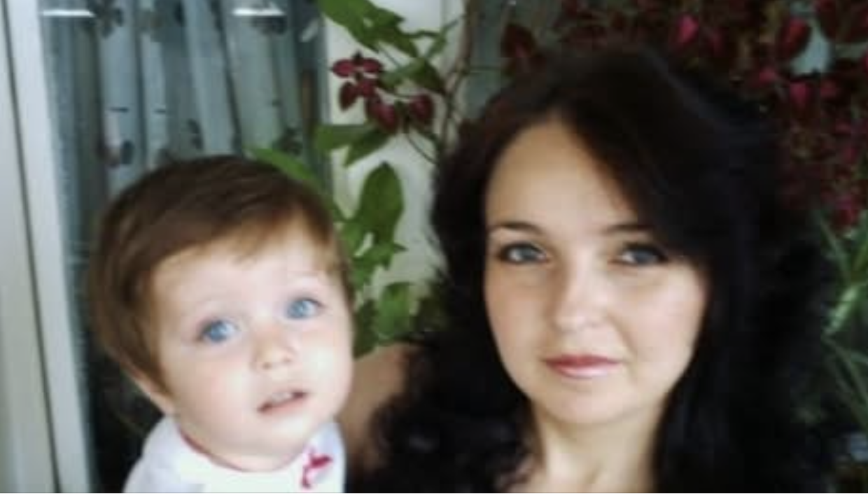 Світлана завагітніла в 11 класі від свого однокласника – на той момент вона була впевнена, що це кохання всього її життя. Але Віктор, дізнавшись про вагітність, відмовився від дитини, та ще й пустив плітки про дівчину по всьому селу. Сама Світлана і її батьки «набралися» сорому – неповнолітня принесла дитину, що ж люди скажуть. Але дівчині пощастило, що батьки її підтримали і допомагали їй і дитині. І так, через два роки, вона вирішила вступити до університету – дочка залишила на батьків, а сама поїхала в місто.