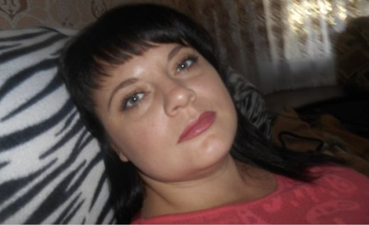 Мені вже 44 роки і лише сьогодні я усвідомила, що марно прожила ці роки. Мені навіть соромно згадувати. Не було нічого яскравого в юності, університеті, а потім і на роботі. Навіть на побачення не ходила. Так не важко здогадатися, що й чоловіка не маю. Нерозумно, але я навіть щоденник стала вести. Переписуюсь сама з собою. Сьогодні 5 лютого нічого не сталося. Куnила в магазині молоко. І так описую кожен день, нудьга, жах просто. Зрозуміла я, що не ходила на побачення останні років 15. Про що я взагалі думала у свої молоді роки? Здається, ні про що я не думала, ну про майбутнє, тим більше. Усі подруги давно заміжні, що вихідні проводять із сім’єю.