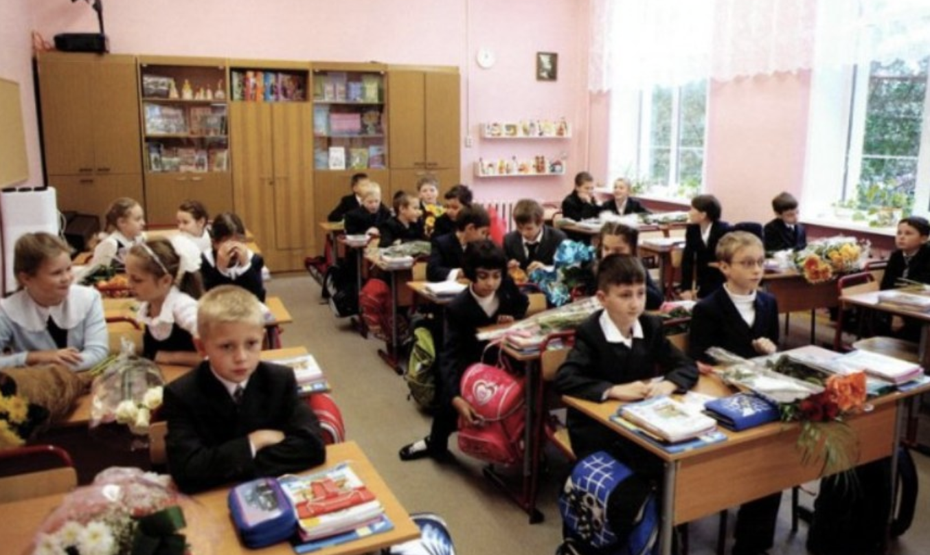 Анечка з самого дитинства мріяла стати вчителькою. Тільки переступивши поріг школи на першовересневої лінійці, синьоока дівчинка невпевнено поглянула вгору.На Ганну привітно дивилась жінка, яка взяла дівчинку за руку. Тепло цих спрацьованих сільських вчительських долонь Анечка пам’ятає донині. Чомусь саме в День знань на своїй першій лінійці, але вже в якості вчительки, Анна Степанівна згадала цей епізод.Її першокласники були допитливими, розумними, але недружніми. Спочатку молода вчителька сподівалася, що причиною цього є нове оточення, період адаптації. Однак з кожним днем вона переконувалася, що це не так і намагалася зрозуміти причину.Якось Анна Степанівна на перерві зайшла в клас і помітила, як група учнів перешіптується, а в кутку стоїть Марічка і гірко плаче. Біля дівчинки стояла ще одна дівчина, але зі спини вчителька відразу не впізнала, хто це.- Марічка, що трапилося? – намагалася дізнатися Анна, однак та лише схлипувала і витирала сльози.