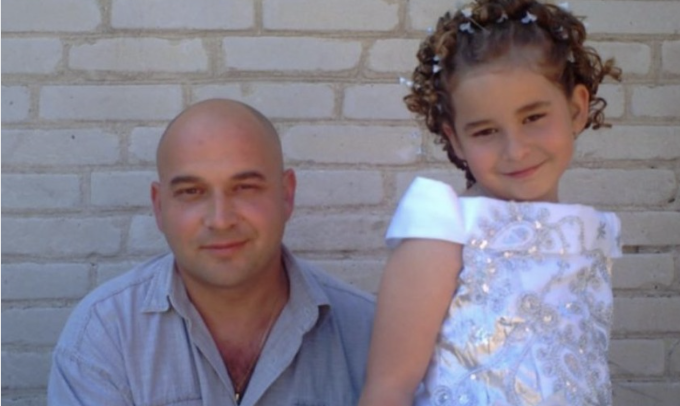 Він був практикантом. Практику проходив у міській ліkарні, в дитячому відділенні. Добре вчився, думав, що готовий до роботи в якості дитячого лікаря. Але реальність іноді не збігається з нашими уявленнями. Головлікар показав кабінет, познайомив з хво рими і підкреслила, що у відділенні є діти з дитячого будинку. І сказала, що до них потрібен особливий підхід. Роботи було багато. Йому було нелегко. Від дитячого nлачу у нього стискалося серце. Одного разу він увійшов до палати, де лежала блакитноока дівчинка зі світлим волоссям. Вона посміхнулася. Дівчинка не nлакала, а великими блакитними очима дивилася на нього.