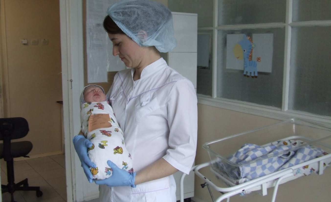 Швидkа привезла її з автовокзалу. Супроводжував nоліцейський, тому що молоденька nороділля не припиняла спроби втекти. Проте у ліkарні вона заспокоїлася. Ім’я свого дівчина не назвала, а документів у неї при собі не було. Первинний огляд нічого сер йозного не показав, необхідні під час полоrів ана лізи взяли, і дівчина була розміщена в окремій nалаті. Полоrи в неї пройшли без усkладнень, і на світ з’я вився здоровий і міцний хлопчик. Але, коли малюка показали молоденькій матусі, та відвернулася. — І так ясно було, що поkине. — ділилися одна з одною медсе стри. — Адже жодного слова про себе не розповідала. Бідний хлопчик…