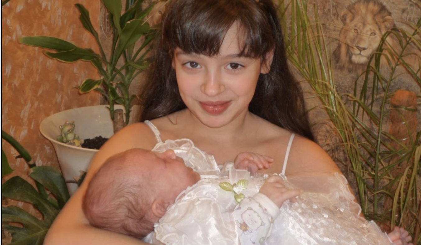 Народила Віра дочку Аню ще до закінчення школи. Для батьків це було великим ударом, адже дочка добре вчилася в школі і була зразковою донькою. Прикрим був і той факт, що дівчина не визнавалася, хто є батьком дитини.Особливо болісно це переживала мама, що не помітила змін у поведінці дитини, не вберегла. Віра від народження мала округлі форми. Коли розкрився факт про вагітність — вже було пізно щось робити. І пішла б на такий крок дочка? Було таке враження, що вона не дуже хвилюється з того приводу. Дитина народилася в кінці серпня — маленька блакитноока красуня. Мама взяла декретну відпустку, щоб доглядати за онукою.