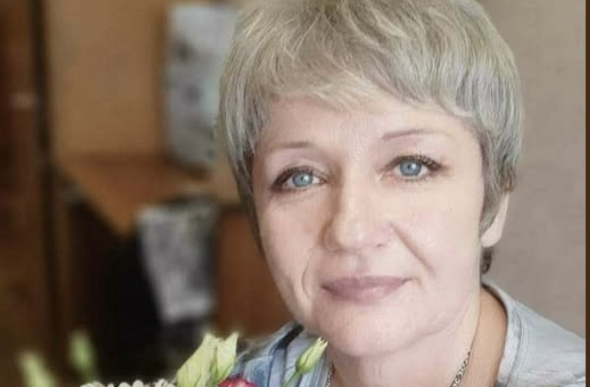 – Василь, а де Зоряна? Де діти? – Ольга вийшла з автобуса, який довіз її прямо до воріт, і не могла зрозуміти, чому дочка її не зустрічає і на порозі стоїть лише зять. – Давайте сумки, зараз все розповім, – сухо кинув Василь. Поки Ольга оглядалася, дивлячись, що змінилося довкола, Василь підхопив її сумки і одразу попрямував до старого будинку. – Василю, ти що робиш? Чому до старого будинку? – Ольга не встигла домовити, як зять перебив її:  – На час вашої відпустки житимете у старому будинку. Ольга, яка пропрацювала в Італії цілих 18 років заради того, щоб у її дочки та її сім’ї було краще життя, раптом зрозуміла, що всі її зусилля виявилися марними. Зять так просто зачинив перед нею двері нового будинку, побудованого на її тяжко зароблені євро. – Макарони можете собі залишити, а гроші одразу віддайте. Справа є: до зими гараж треба добудувати, – скомандував Василь.